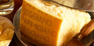 Crosta di parmigiano, 4 modi per riciclarla in cucina