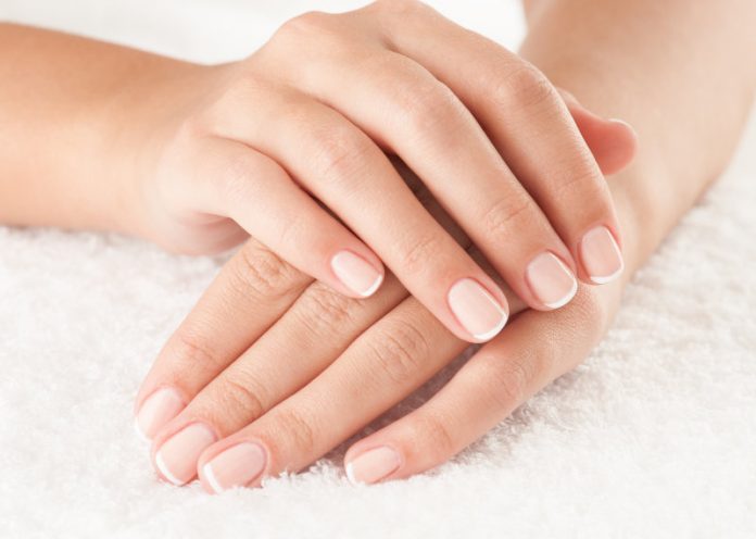 Curare mani e unghie con 5 oli essenziali super efficaci