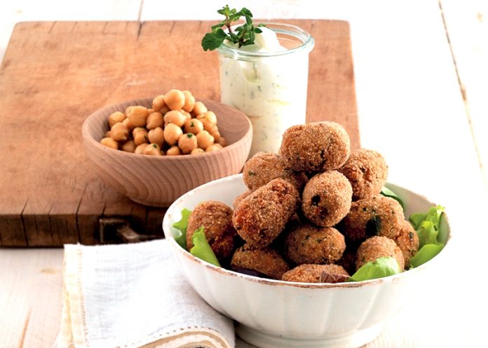 Insalata di songino con polpette di ceci e bacon vegano