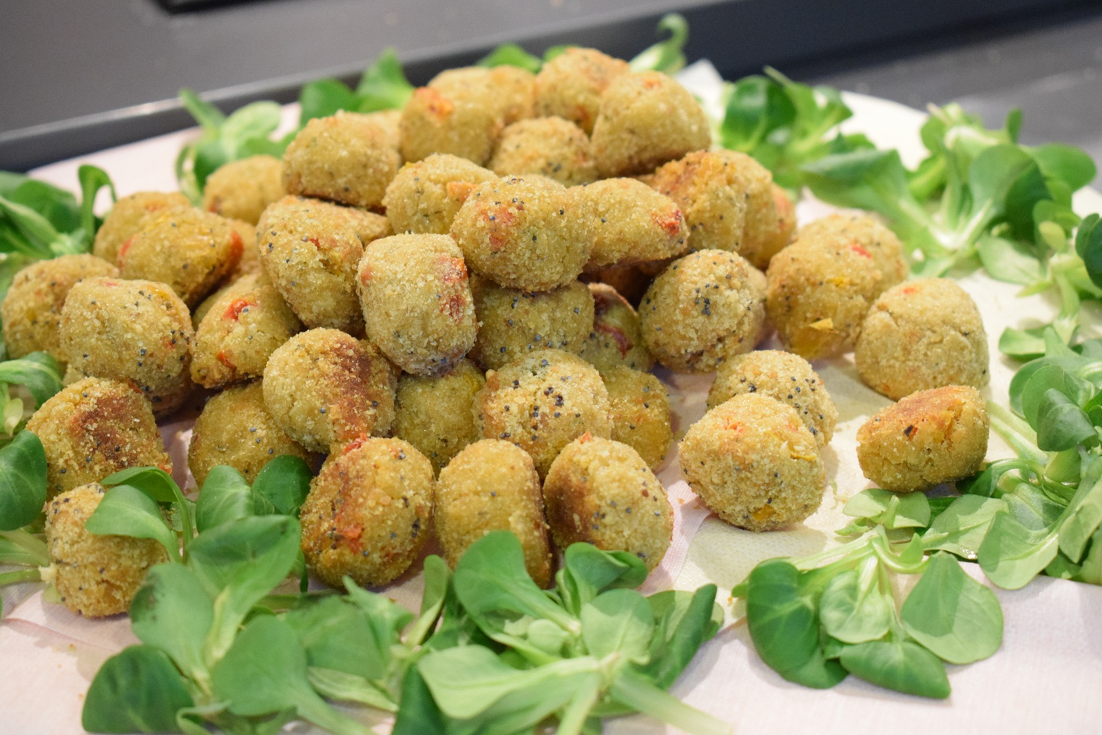 insalata songino con polpette ceci