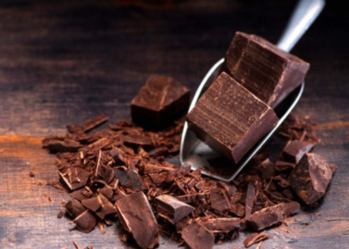 Cioccolato fondente per ridurre infiammazioni intestinali e rafforzare le difese
