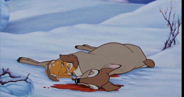 la scena tragica di bambi che piange vicino alla mamma uccisa