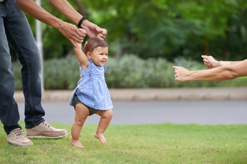 bambini devono camminare a piedi nudi per il loro benessere