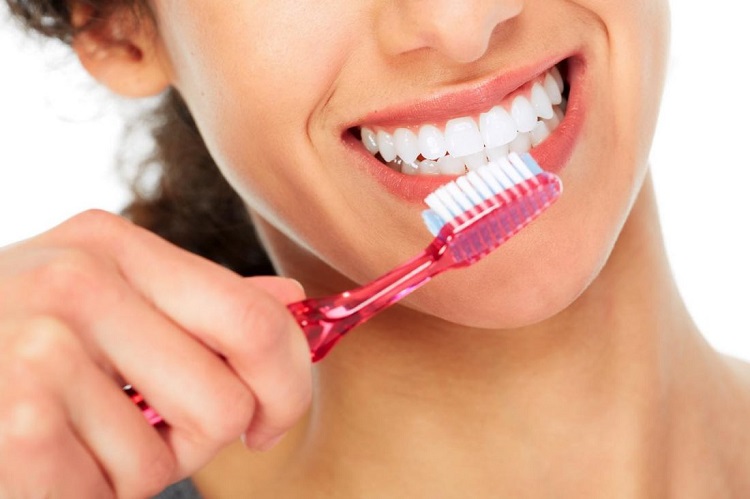 saltare la pulizia dei denti può provocare danni alla salute
