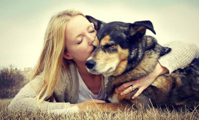 immagine tenera di donna che abbraccia cane