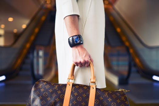 portare la borsa sempre dalla stessa parte fa male