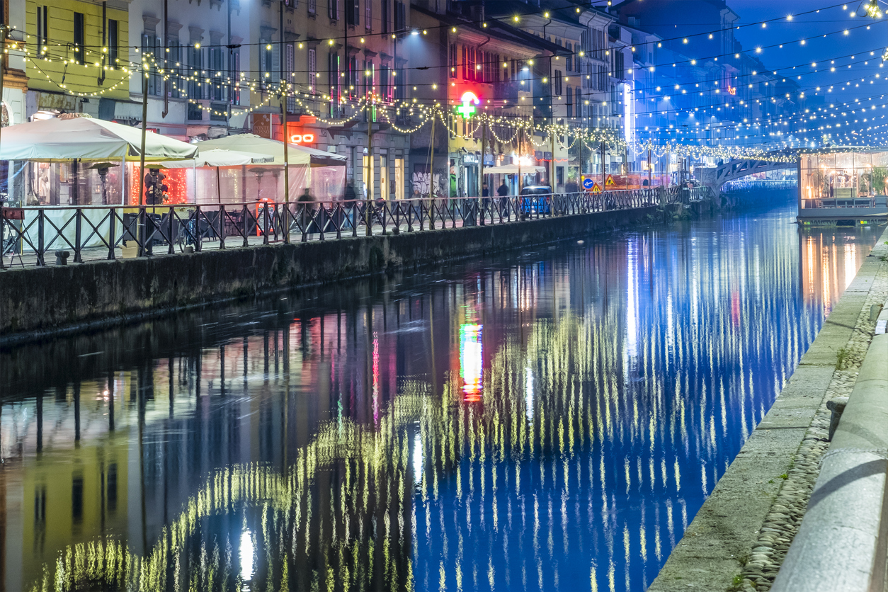 Milano multicolore con le luci di Natale