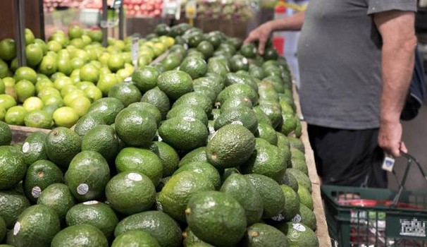 Lavare l'avocado prima di sbucciarlo. Ecco perché va sempre fatto