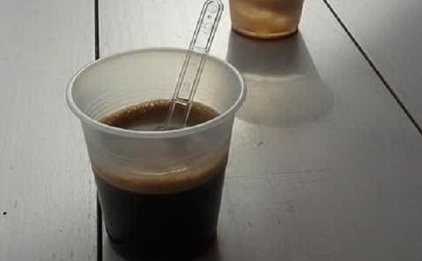 caffè nei bicchierini di plastica inquinato da microplastiche