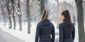 Camminare al freddo fa bene: 4 motivi per andare fuori anche in inverno