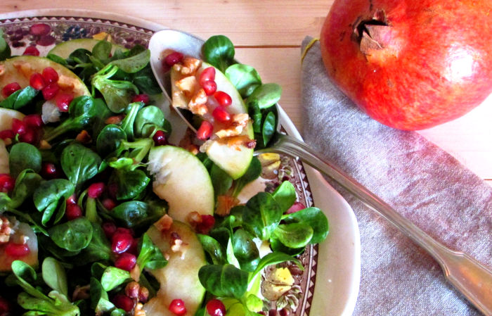 Insalata invernale con mela verde e chicchi di melagrana