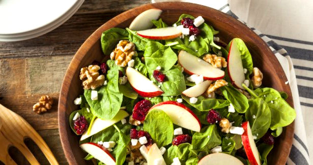 Insalata invernale con le mele: 4 ricette benefiche da provare