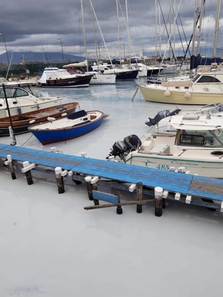 il mare bianco inquinato di Mergellina (Napoli)