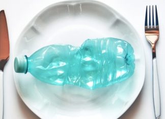 Microplastiche nella catena alimentare: 4 abitudini per limitare i danni alla salute