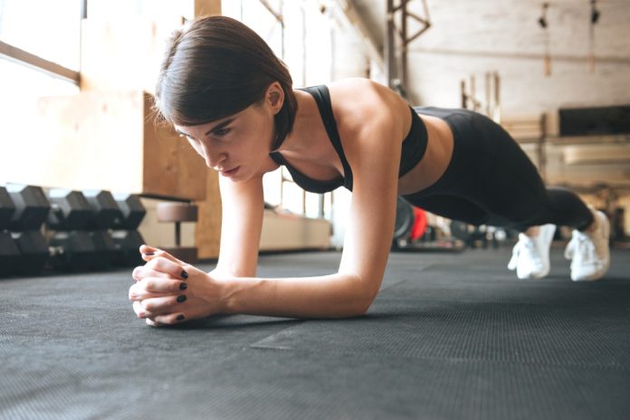 Plank, esercizi per appiattire e rassodare: ecco come farli a casa