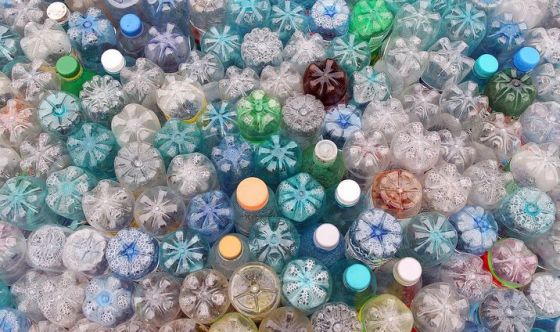 microplastiche derivanti da bottiglie che si sgretolano