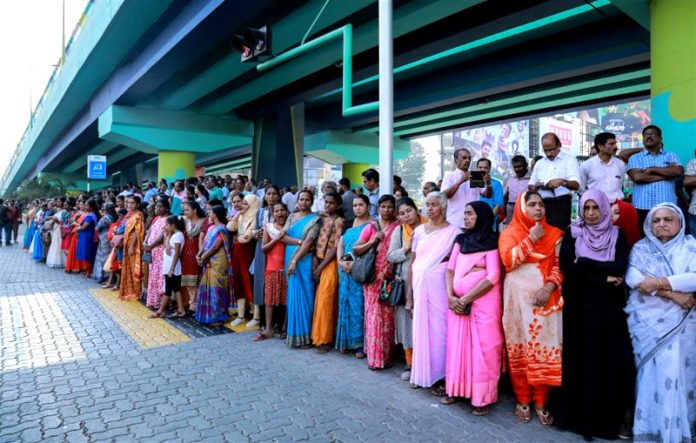 3 milioni di donne formano un muro lungo 620 km. Ecco la loro protesta