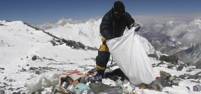 la raccolta dei rifiuti sull'Everest