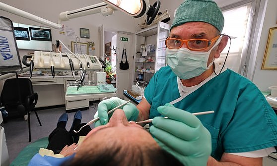 il dentista filantropo che fa pagare in base al reddito