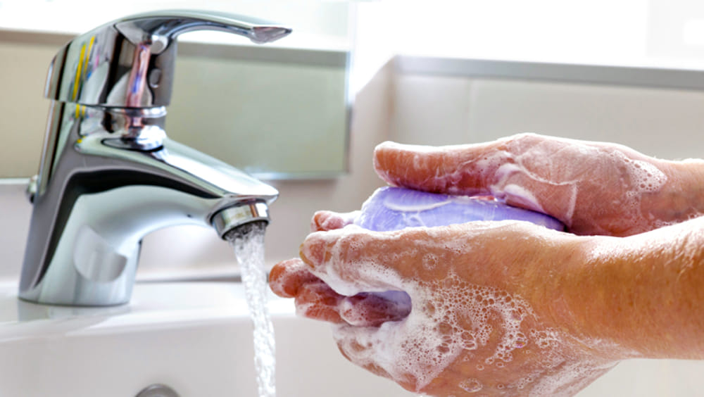 lavarsi le mani tiene lontana l'influenza