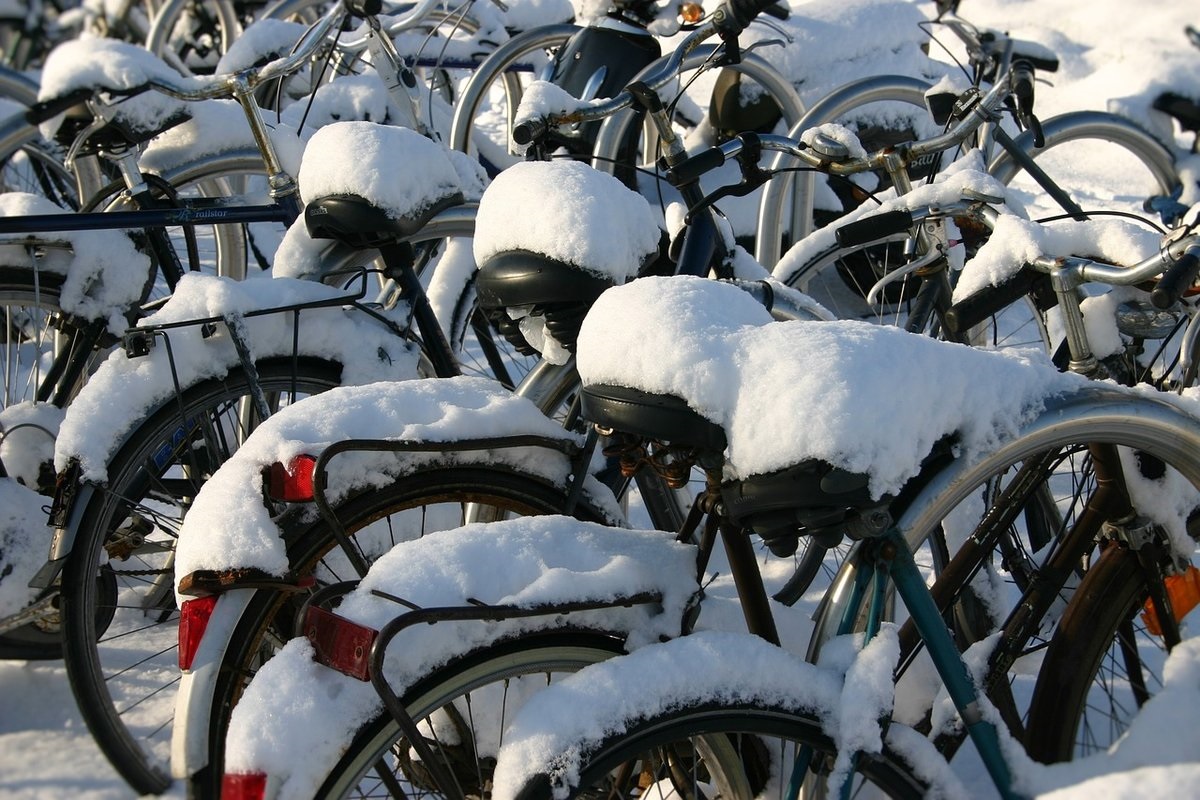 biciclette coperte di neve e ghiaccio