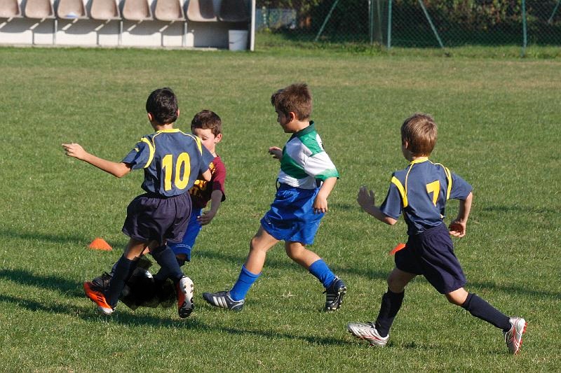 Ragazzini giocano a pallone con una tartaruga