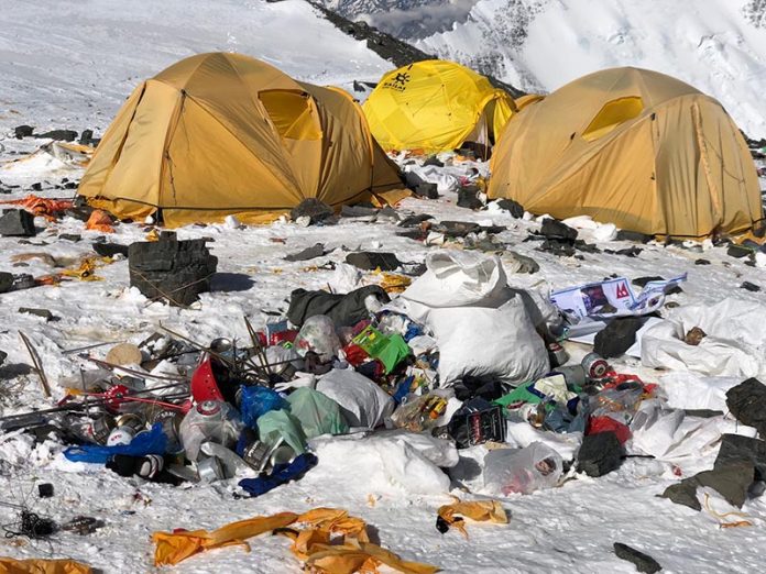 Decisione estrema per salvare l'Everest, che rischia di diventare una discarica a cielo aperto