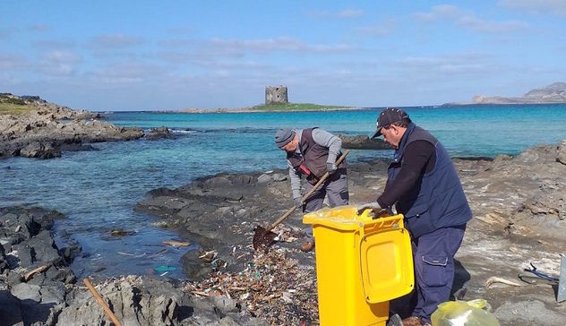 Stintino, volontari ripuliscono la spiaggia dalla plastica