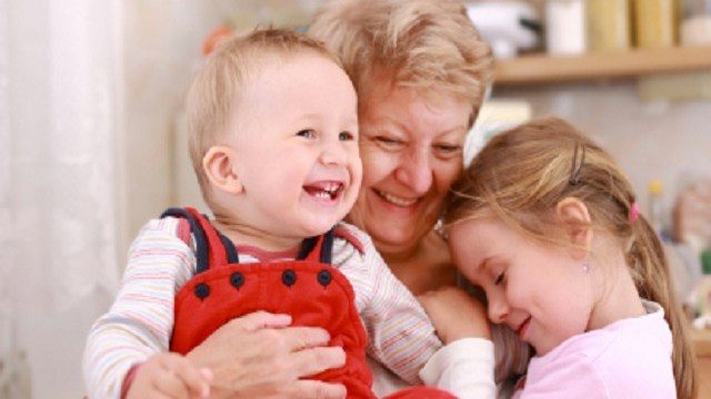 In Svezia verrà riconosciuto uno stipendio a tutte le Nonne che si prenderanno cura dei loro nipoti