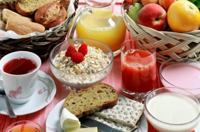 La colazione è il pasto in cui commettiamo più errori: ecco i 7 alimenti giusti per non prendere peso