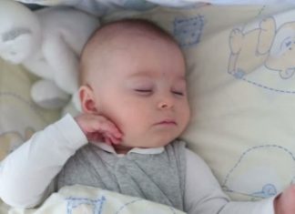 Neonato che dorme