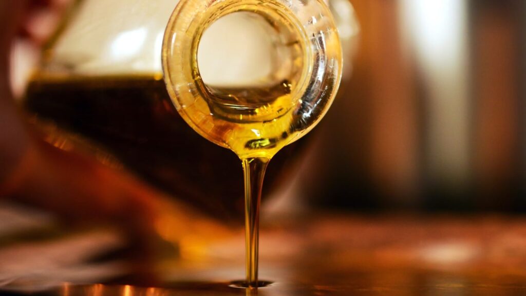 buttare olio nel lavandino