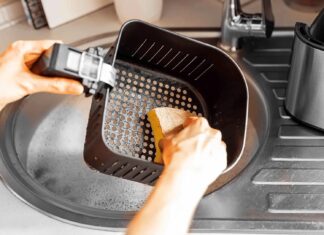 Friggitrice ad aria, il trucco green per pulirla davvero e bene. Non ne potrai più fare a meno