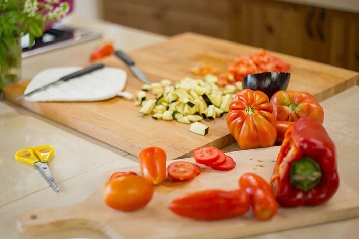 come pulire tagliere in legno