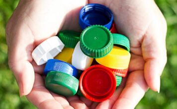 Tappi di plastica delle bottiglie? Non buttarli! Ecco un’idea geniale di riciclo creativo