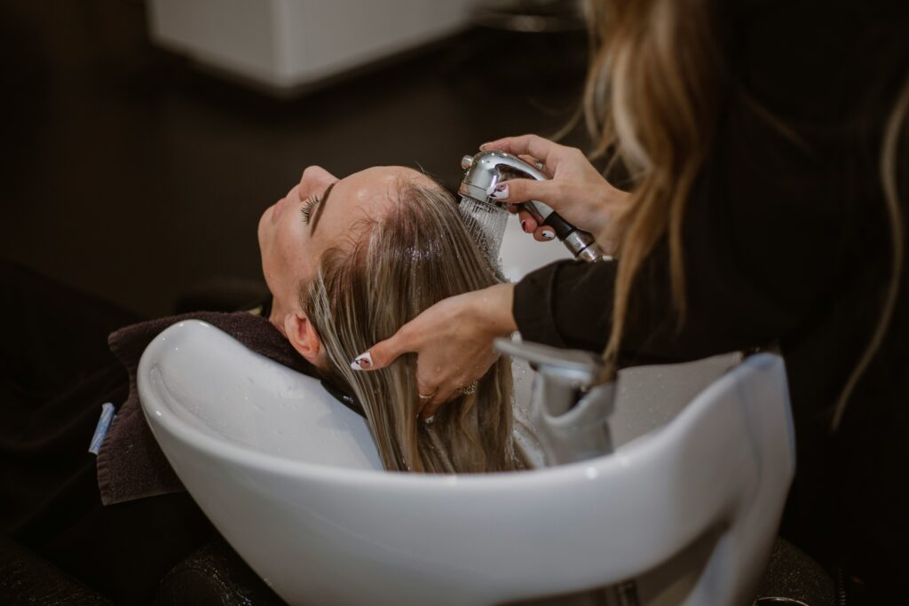 lavare spesso i capelli li rende più grassi