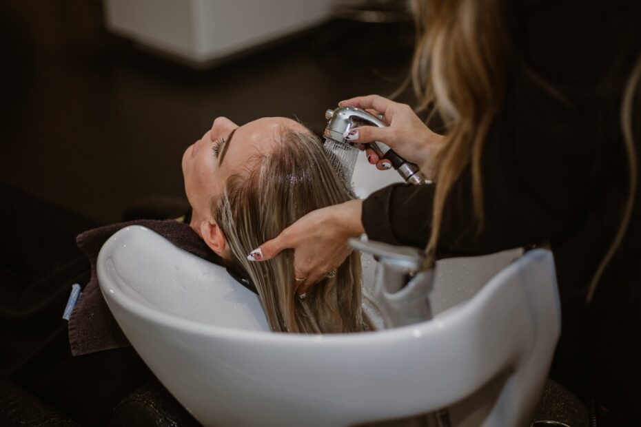 lavare spesso i capelli li rende più grassi