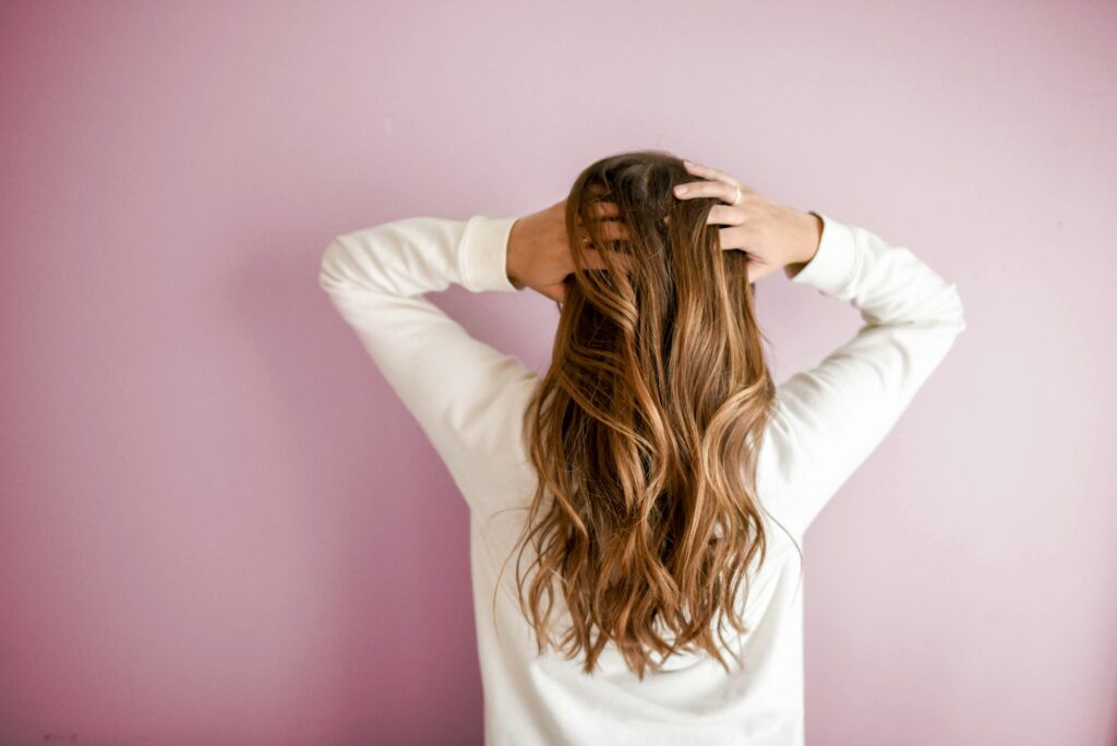 lavare spesso i capelli li rende più grassi