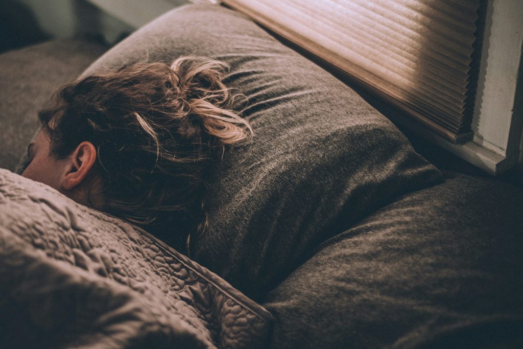 dormire con la porta aperta o chiusa