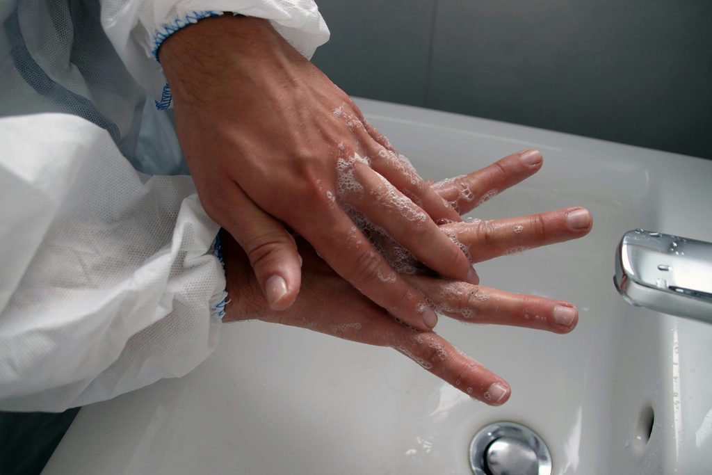 lavare le mani con acqua calda o fredda